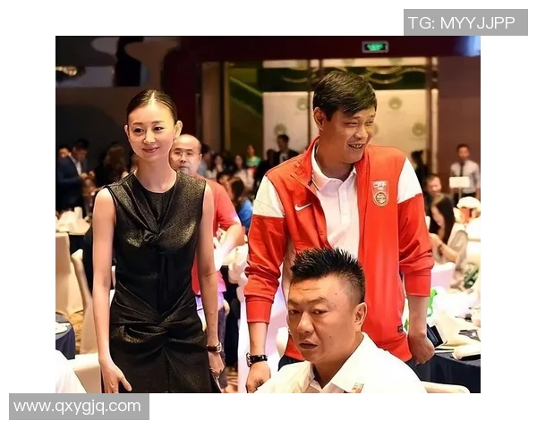 足球明星的爱妻现场助威展现甜蜜默契引人注目